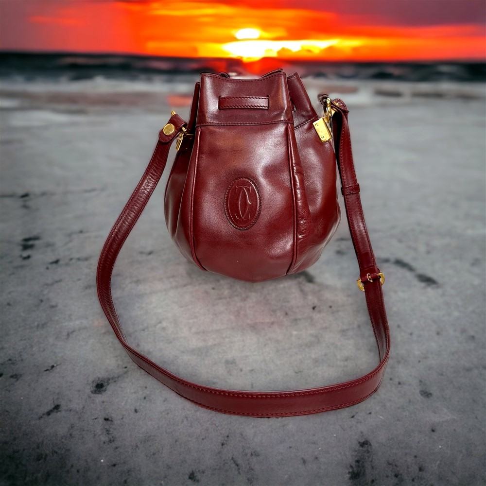 1386 T i eo vai CARTIER Red Must de Cartier Leather bucket bag