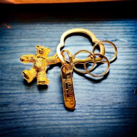 0597-Móc chìa khóa-MIKIMOTO gold bear keychain-Khá mới/chưa sử dụng
