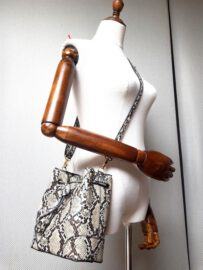 2550-Túi đeo chéo-Faded python skin crossbody bag